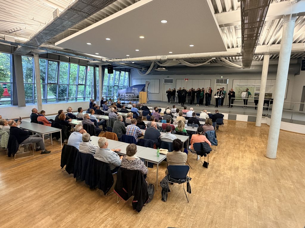 Der Dienstag, 22.09.2026, stand im Zeichen einer Fachexkursion mit Fachtagung und führte zuerst nach Arnstadt in das Unternehmen CATL, wo uns eine interessante Besichtigung geboten wurde.
Am Nachmittag startete die Fachexkursion im Flurbereinigungsverfahren Ufhoven mit einer kurzen Erläuterung zu den umgesetzten gemeinschaftlichen Anlagen. Anschließend folgten in der Aula des Berufsschulzentrums Mühlhausen Fachvorträge des TLBG und der DEGES zu den Unternehmensflurbereinigungen entlang des Neubaus der B 247. Danach wurden die Teilnehmer von der TG Mühlhausen Süd bei einem Thüringer Abend bewirtet und konnten sich über den Tag austauschen.
