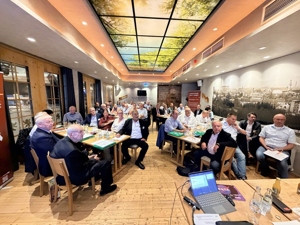 Am Mittwoch, 23.09.2026, fand die jährliche Mitgliederversammlung des BTG e. V. im Tagungshotel statt. Der Referatsleiter Flächen- und Bodenmanagement im Thüringer Ministerium für Digitales und Infrastruktur (TMDI), Herr Arnd Volkmer-Lewandowski, hielt ein Grußwort. Er stellte die Flurbereinigung in Thüringen und die Zusammenarbeit mit dem VLF Thüringen vor und ging auf die Zusammenarbeit des BTG e.V. mit der Arge Landentwicklung ein.